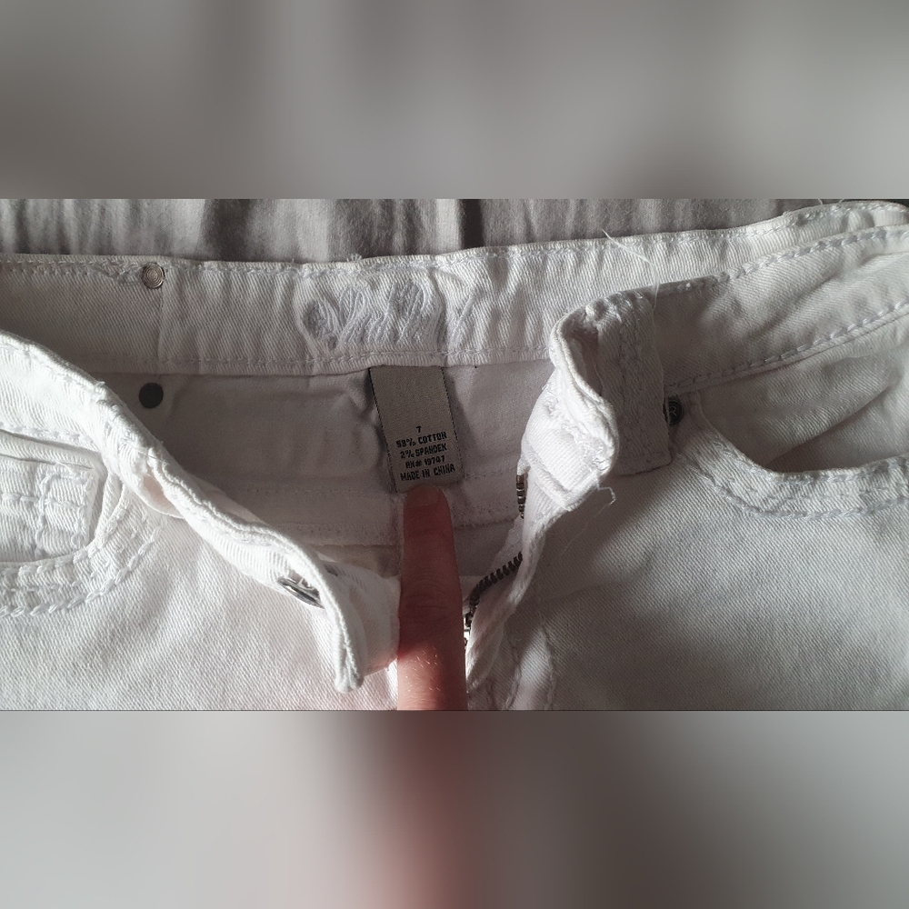 Red Rivet White Jean Shorts - Picture 6 of 6